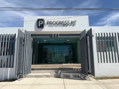 Pastel de con cerdos en el lodo