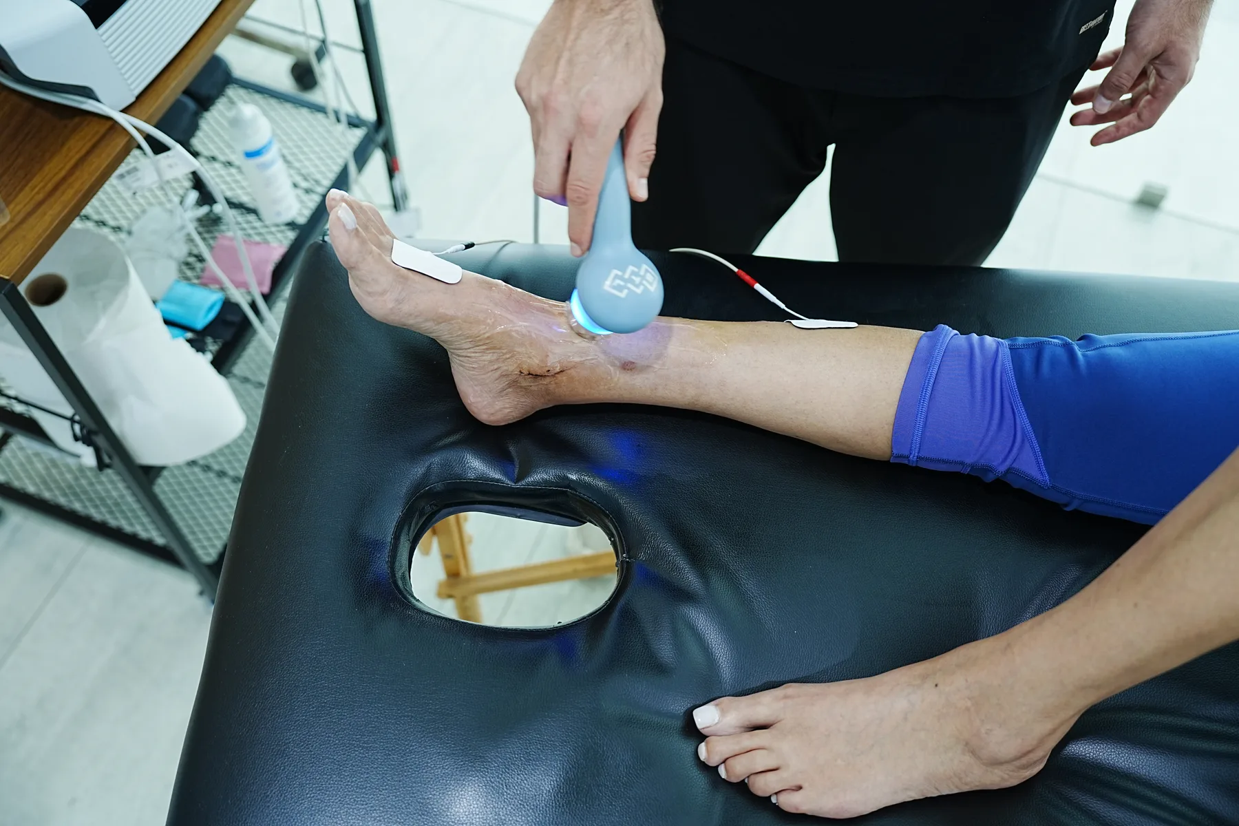 Sesión de fisioterapia en tobillo en Progress PT Medical Group